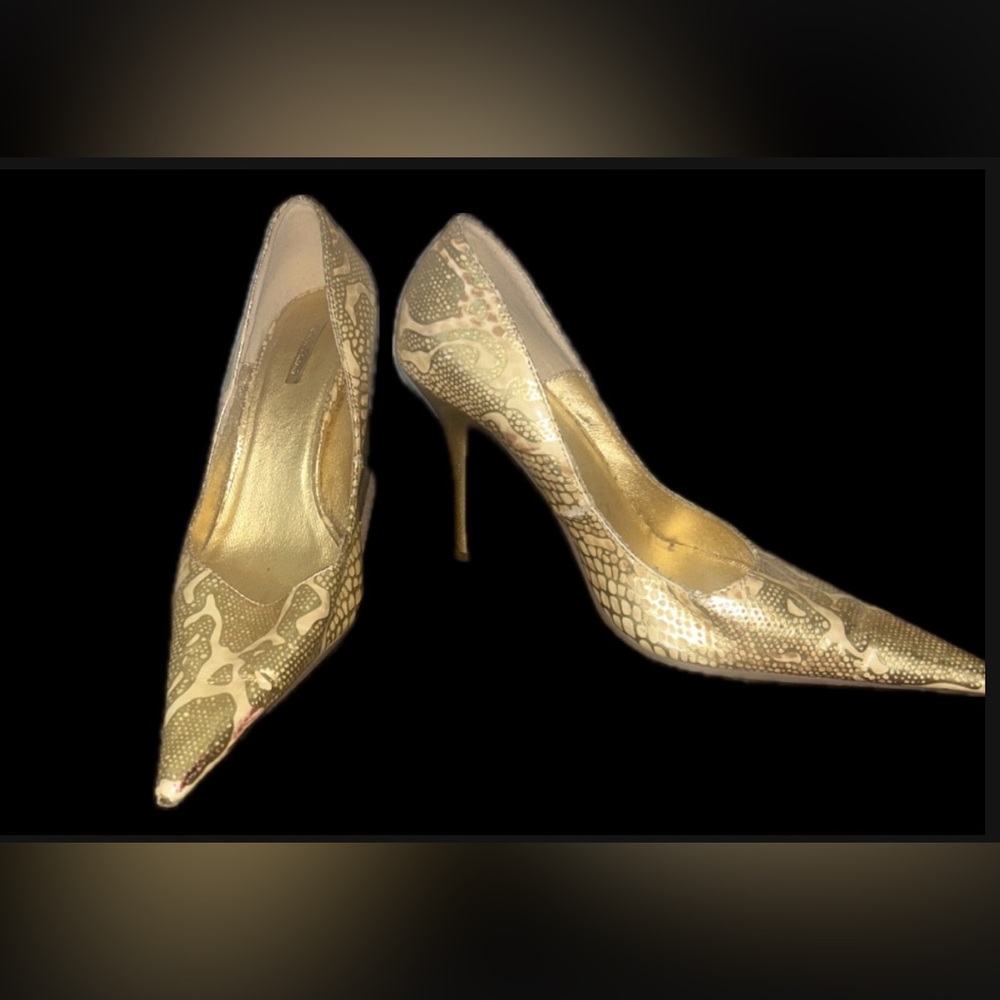 Micheal Antonio Gold snakeskin leather stiletto. Size 7